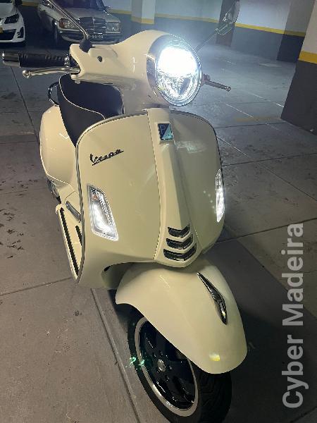 Vespa 432 300 cc Scooter 