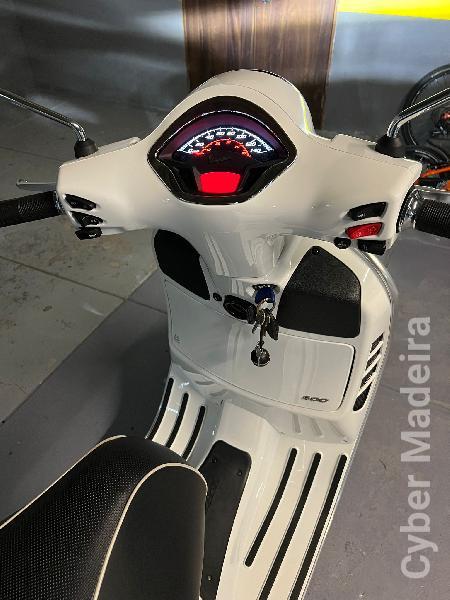 Vespa 432 300 cc Scooter 