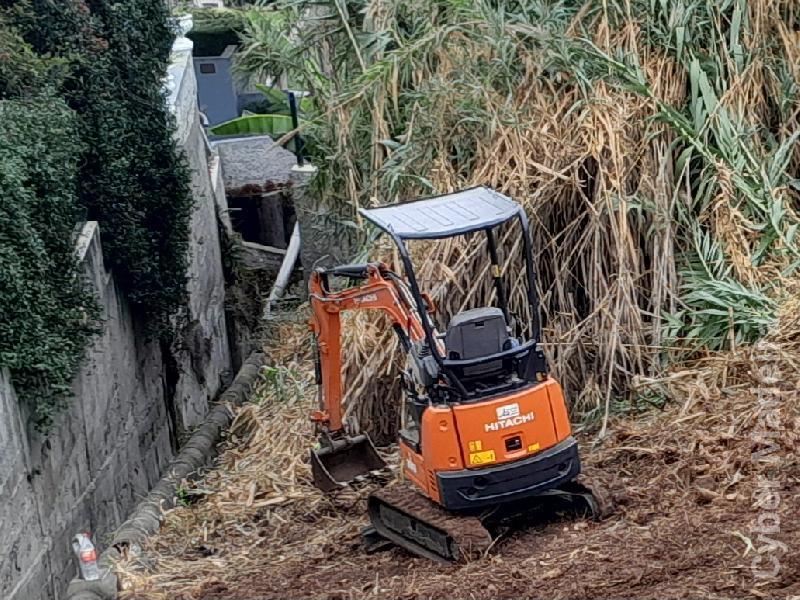 Serviço de mini escavadora.