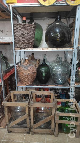 Diversos garrafões em vidro