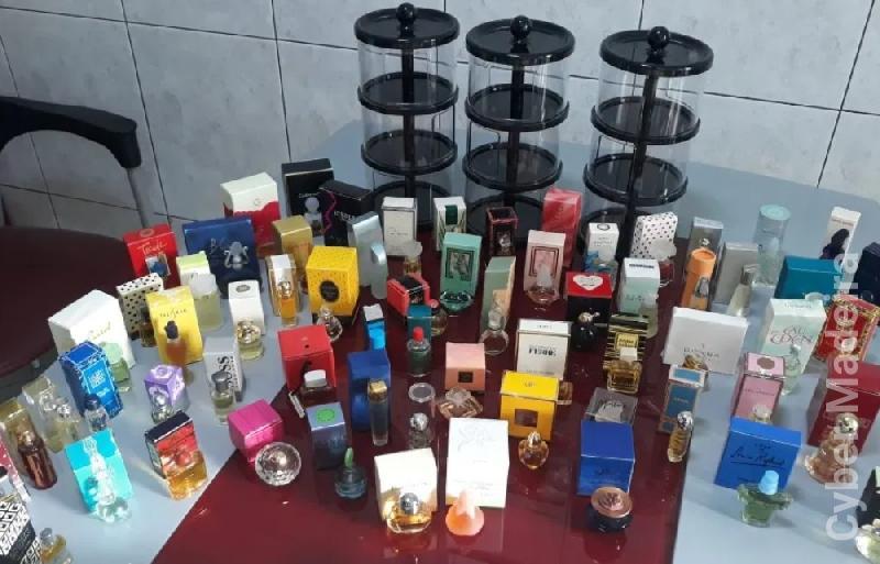 Coleção perfumes em miniatura