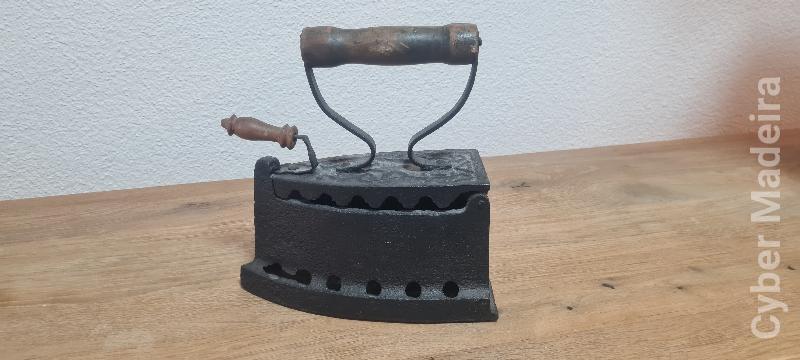 Ferro de engomar antigo.