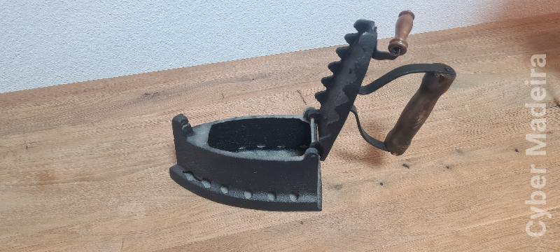 Ferro de engomar antigo.