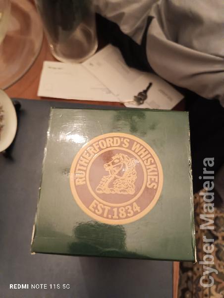 Garrafa de whisky Rutherfords 
