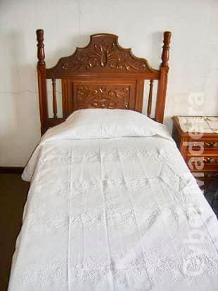 Cama de solteiros e mesinha de cabeçeira mogno Luis XV