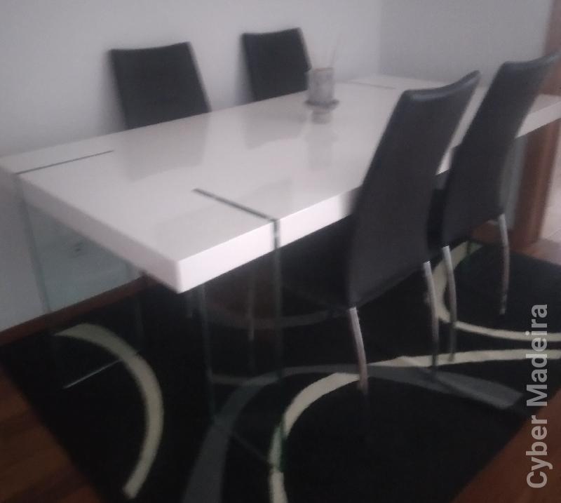vendo mesa branca grande com 4 cadeiras.