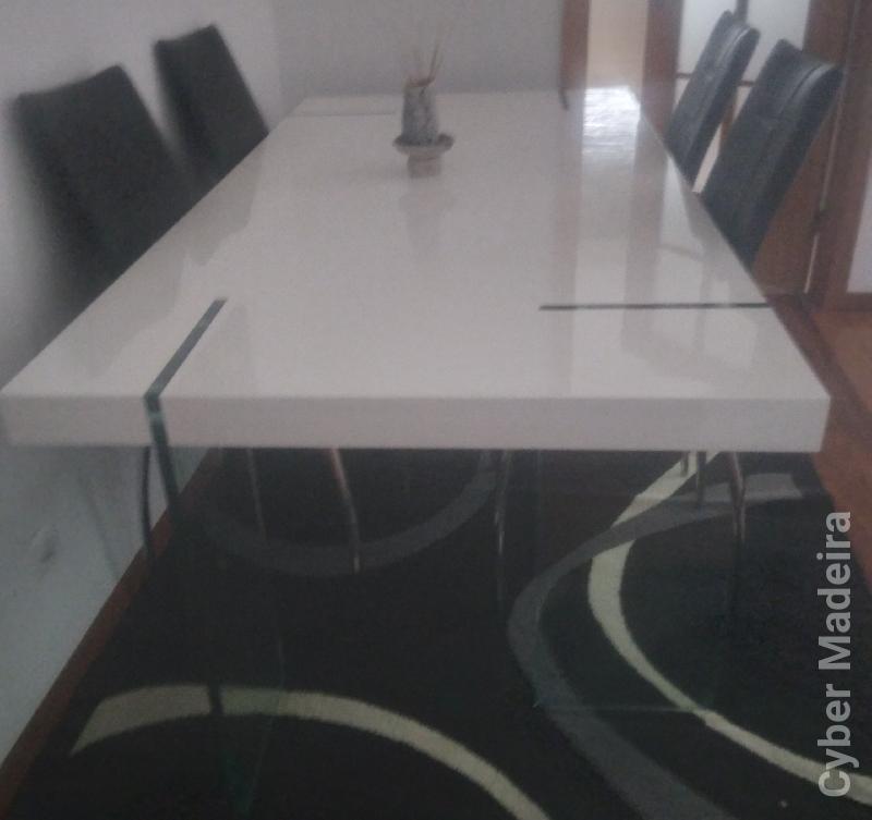 vendo mesa branca grande com 4 cadeiras.