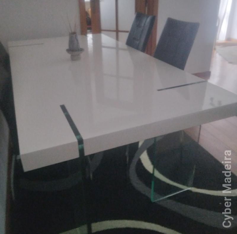 vendo mesa branca grande com 4 cadeiras.