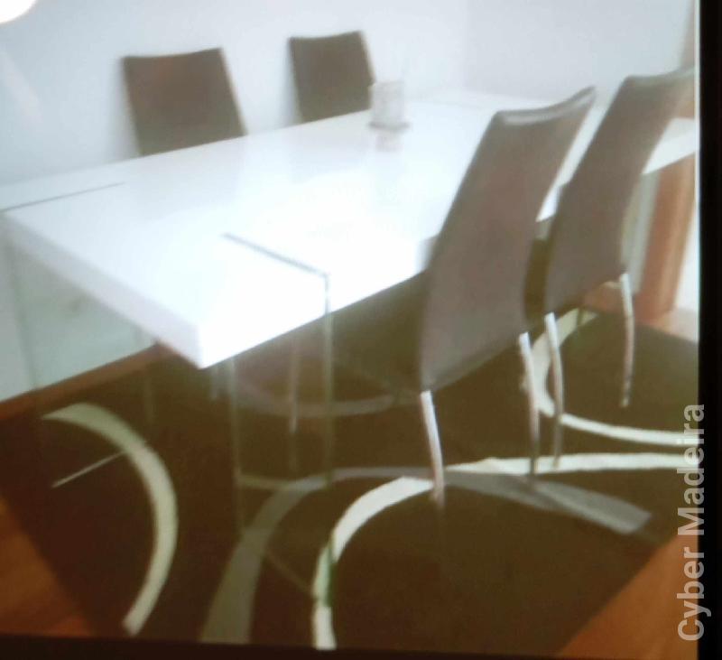 vendo mesa branca grande com 4 cadeiras.