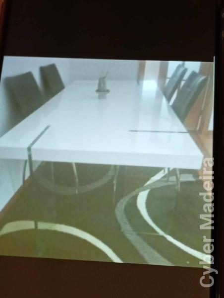 vendo mesa branca grande com 4 cadeiras.