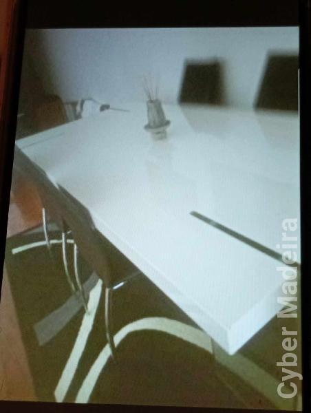 vendo mesa branca grande com 4 cadeiras.