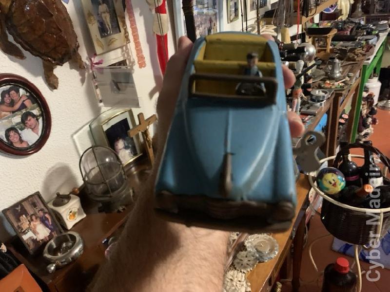 Miniatura em lata muito antigo de coleção