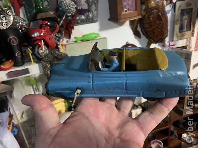 Miniatura em lata muito antigo de coleção
