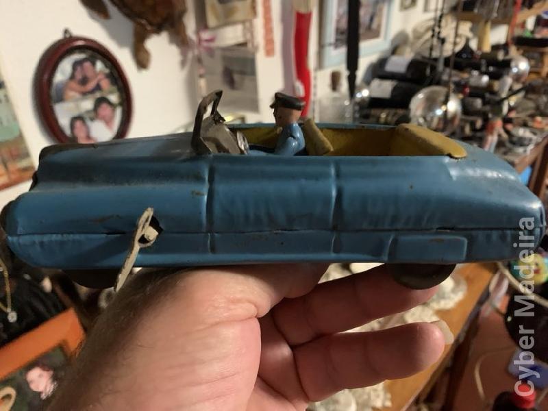 Miniatura em lata muito antigo de coleção 