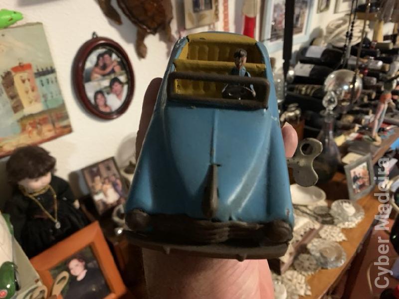 Miniatura em lata muito antigo de coleção 