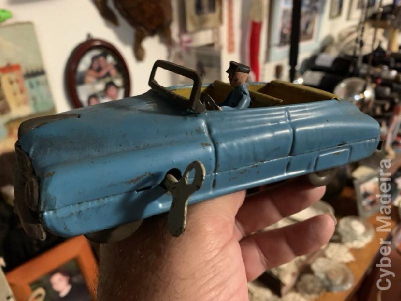 Miniatura em lata muito antigo de coleção 