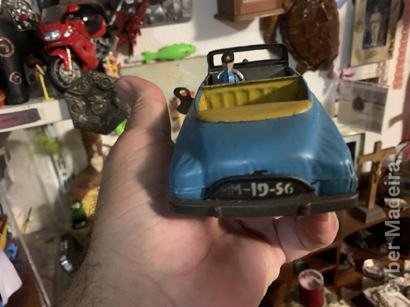 Miniatura em lata muito antigo de coleção 