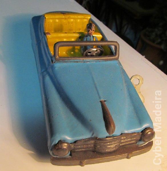 Miniatura em lata muito antigo de coleção 