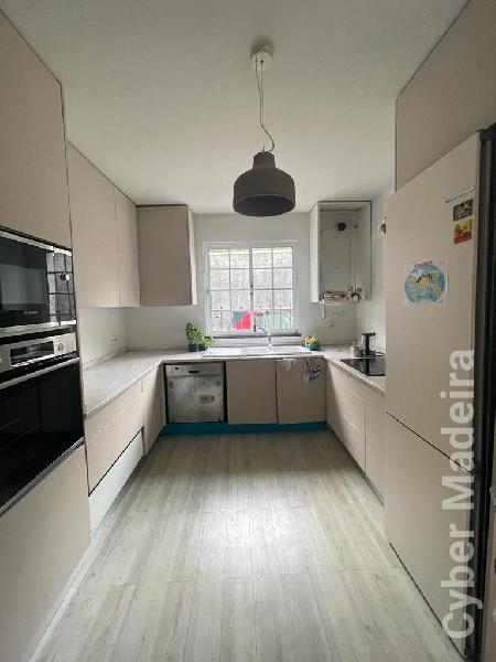Armários de cozinha e tampo em mármore