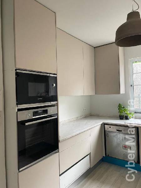 Armários de cozinha e tampo em mármore