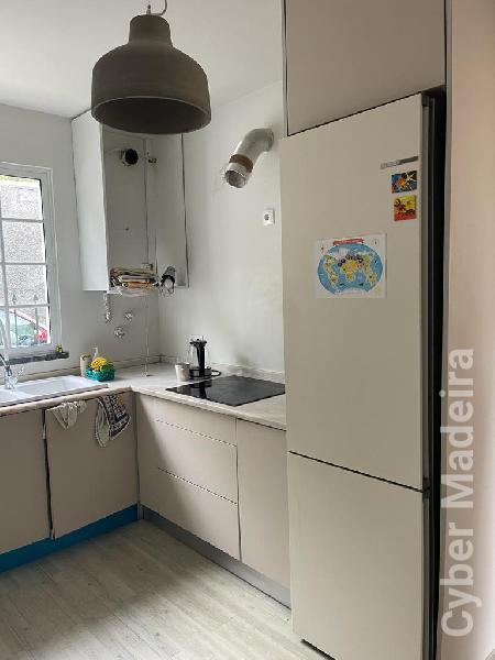 Armários de cozinha e tampo em mármore