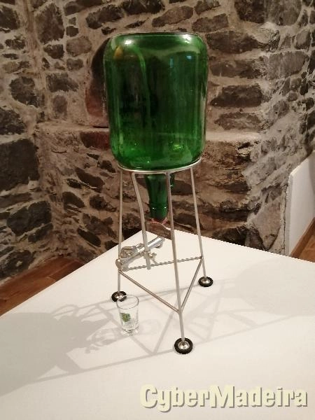 Garrafão copos e suporte