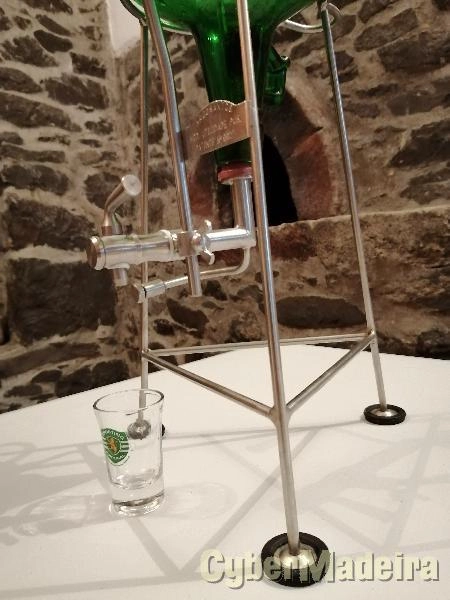 Garrafão copos e suporte
