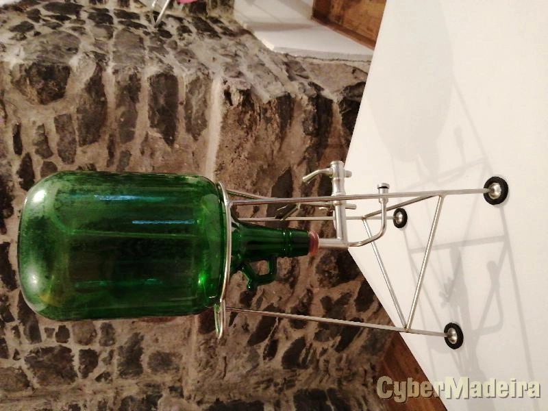 Garrafão copos e suporte