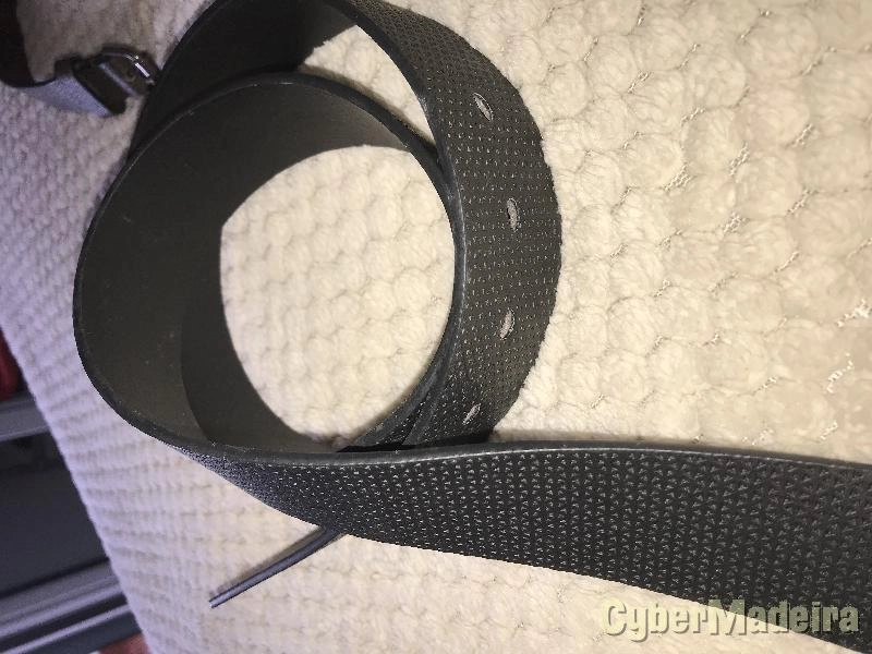 Cintos (ZARA; Pull&Bear) e Cachecóis (ZARA)