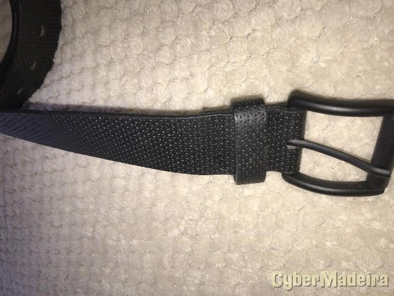 Cintos (ZARA; Pull&Bear) e Cachecóis (ZARA)