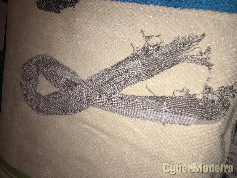 Cintos (ZARA; Pull&Bear) e Cachecóis (ZARA)