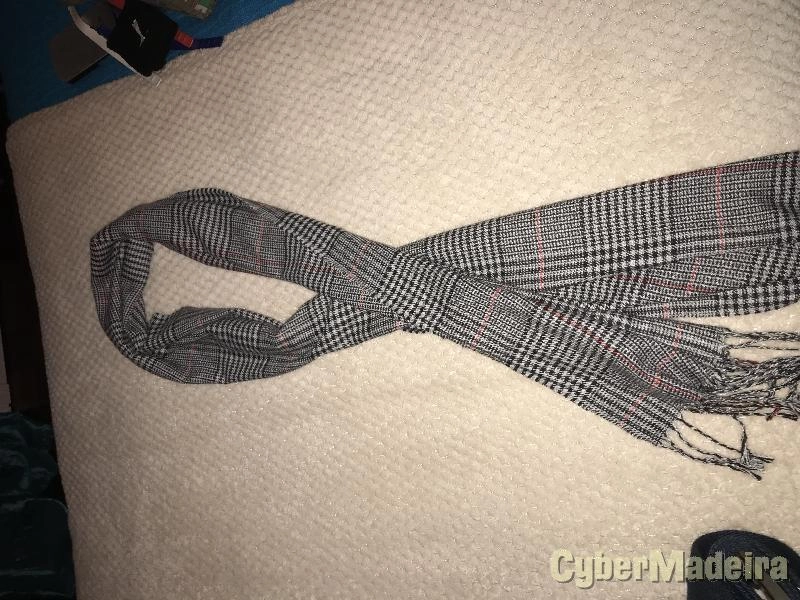 Cintos (ZARA; Pull&Bear) e Cachecóis (ZARA)