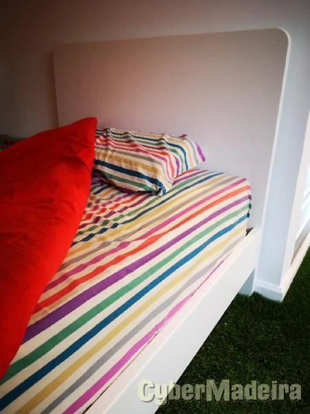 Cama + Colchão + Mesa de cabeceira