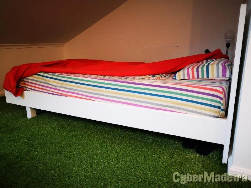 Cama + Colchão + Mesa de cabeceira