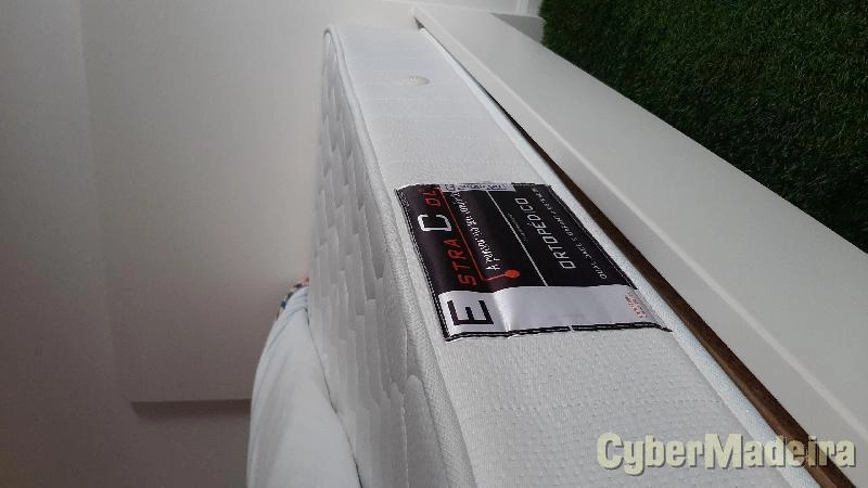 Cama + Colchão + Mesa de cabeceira