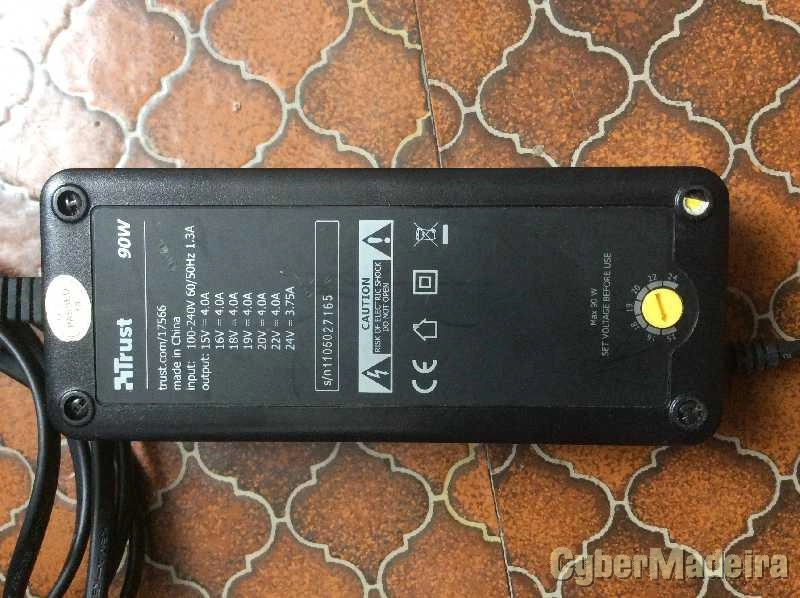 Carregador regulável 15-24V para computador portátil Trust 17566   90W