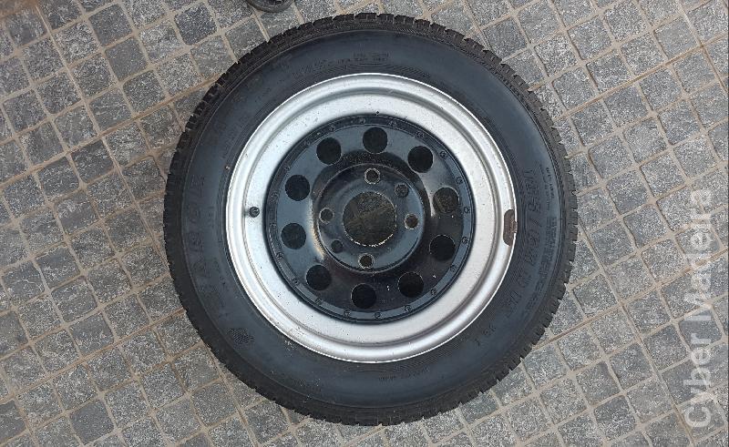 4 rodas com jantes  Mangels  15" com pneus