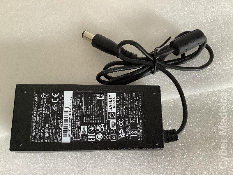 Adaptador AC modelo ADPC1936. 19V , 2A , 38W com pino central