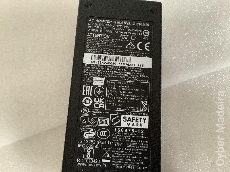 Adaptador AC modelo ADPC1936. 19V , 2A , 38W com pino central