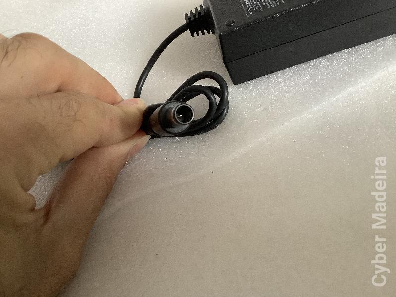 Adaptador AC modelo ADPC1936. 19V , 2A , 38W com pino central