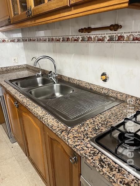 Móvel de cozinha com placa a gás, forno elétrico, exaustor e lava loiça duplo