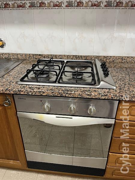 Móvel de cozinha com placa a gás, forno elétrico, exaustor e lava loiça duplo