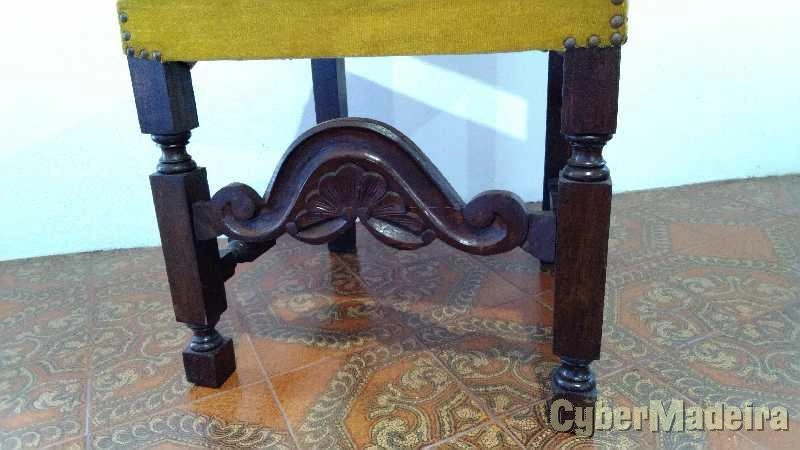 8 CADEIRAS MADEIRA TRABALHADA  E ESTOFO EM VELUDO