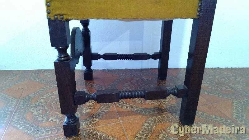 8 CADEIRAS MADEIRA TRABALHADA  E ESTOFO EM VELUDO
