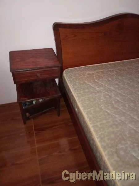 Cama e mesa de cabeceira (SEM COLCHÃO)