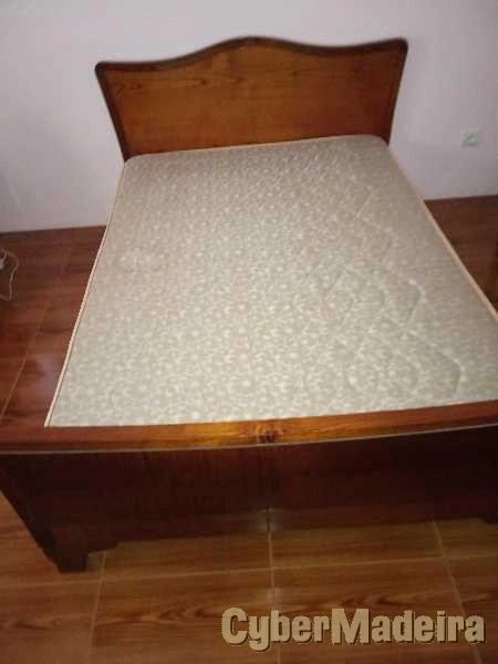 Cama e mesa de cabeceira (SEM COLCHÃO)