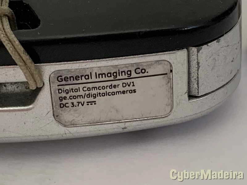 Camara digital General Electric DV1 avariada