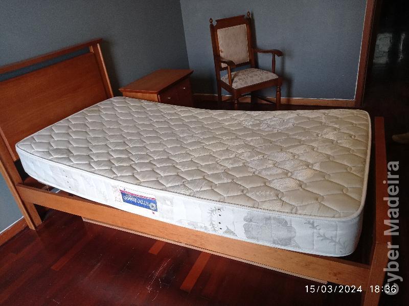 Cama de solteiro com mesa cabeceira