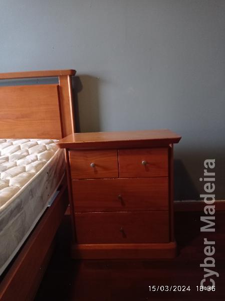 Cama de solteiro com mesa cabeceira