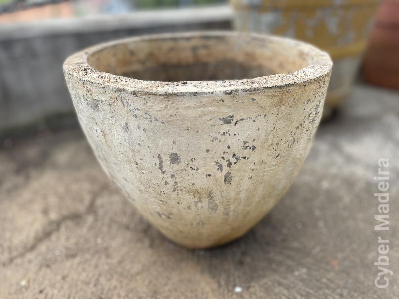 2 vasos de cimento em formato de cone